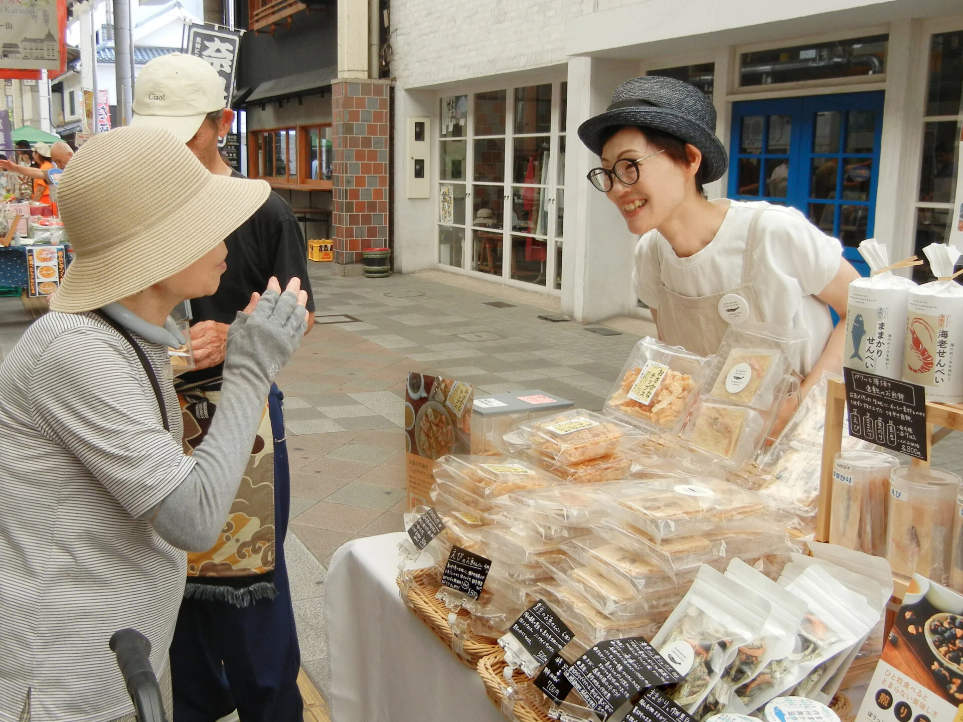 気さくな平野さんの接客に、お客さんとの会話もはずむ（2025年8月17日の倉敷三斎市）