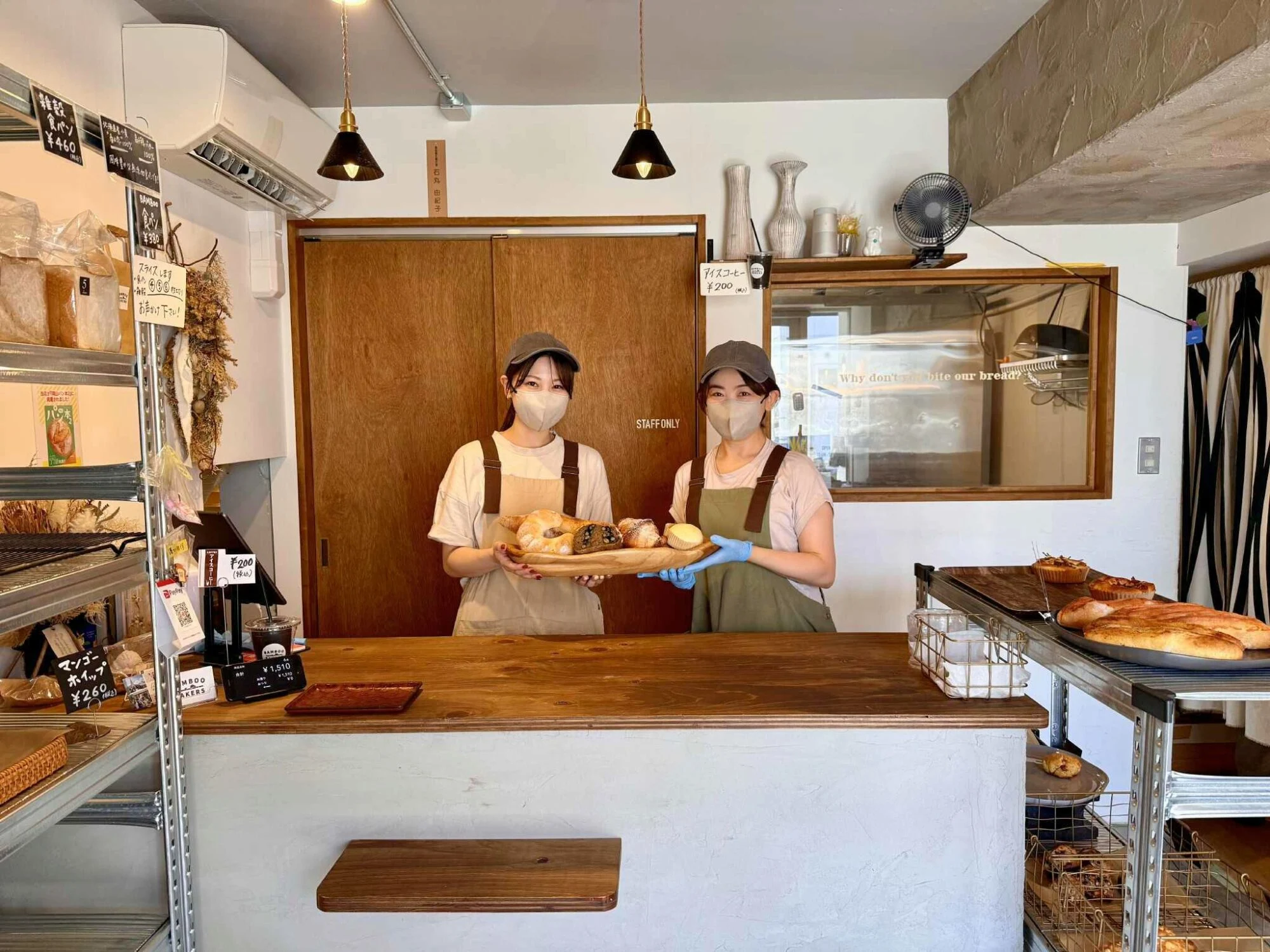 BAMBOO BAKERS 左からスタッフの高見さんと店長の石丸さん