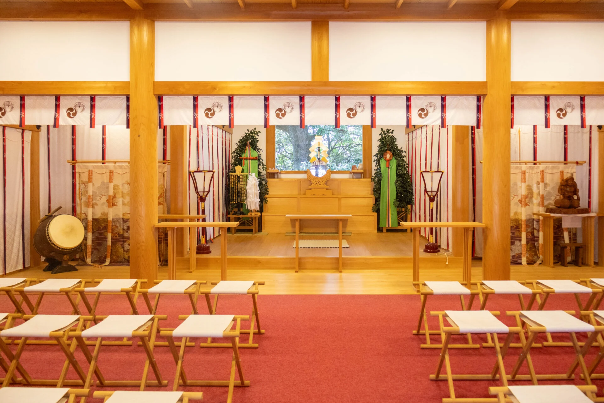 奉納演奏をおこなう祈祷殿