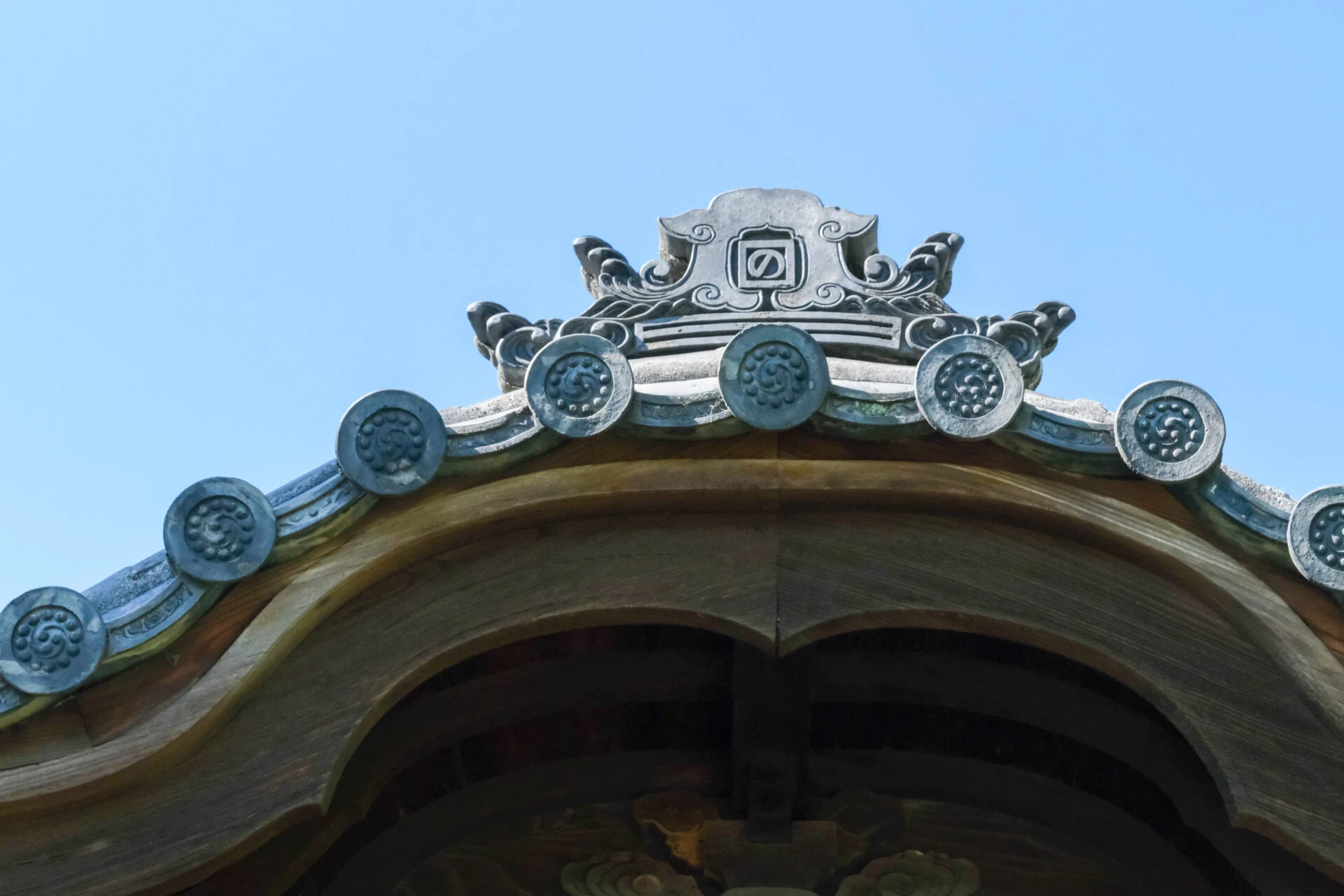 神社の屋根瓦には「の」のマーク