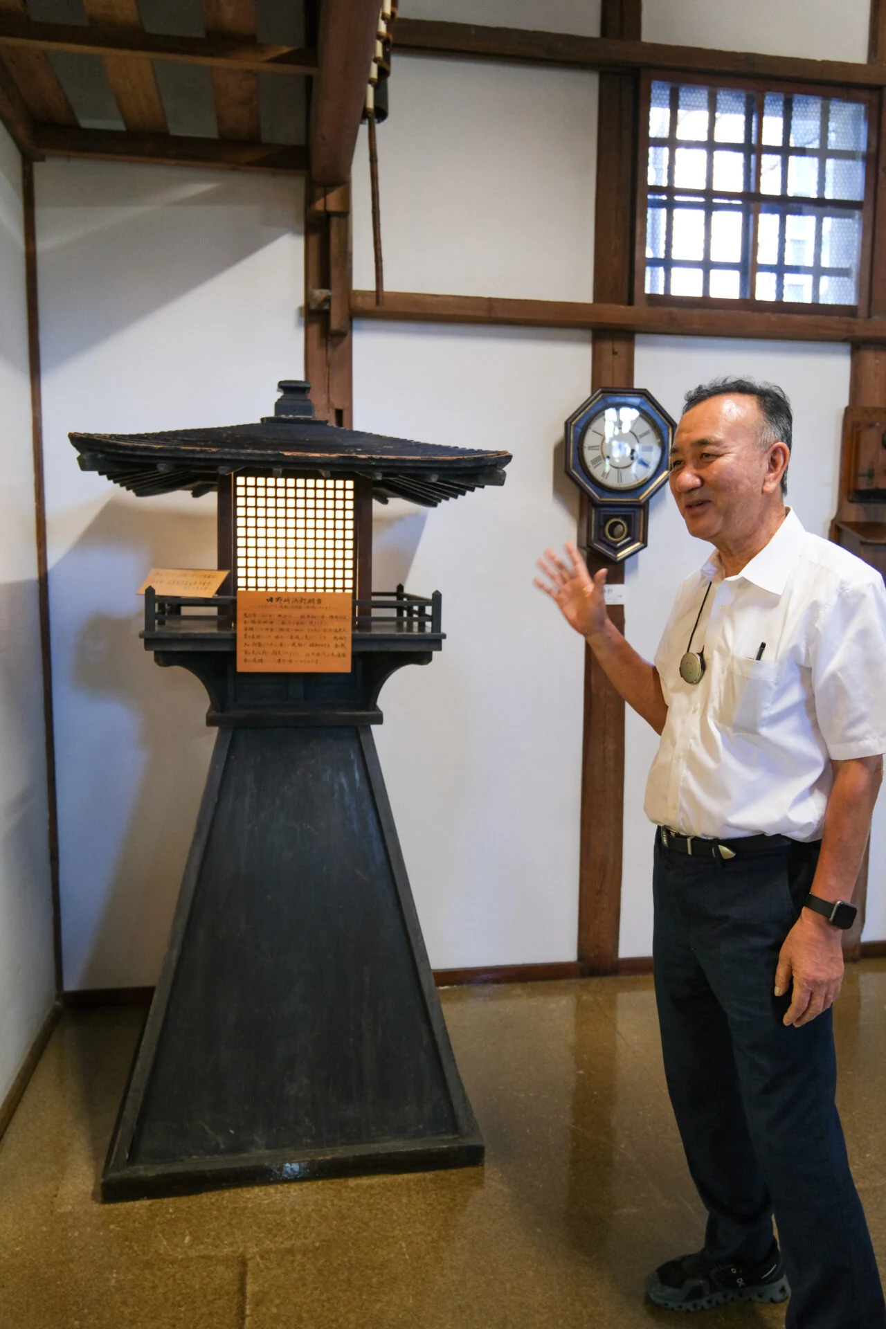 灯明台のレプリカと辻さん