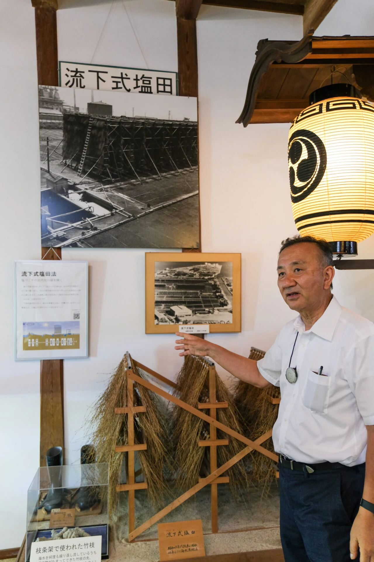 展示を解説する辻さん