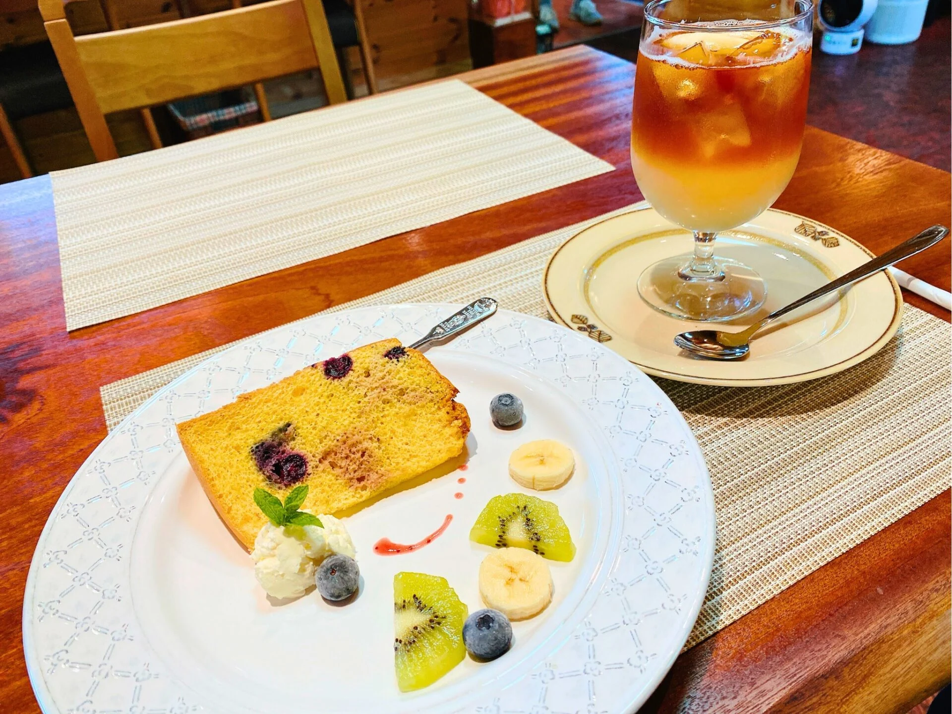 Tea Room aura シフォンケーキと桃のフルーツティー