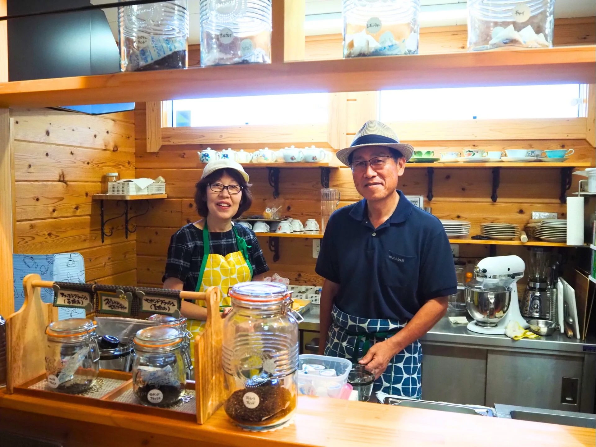 店主の大内章義さん（写真右側）と奥様