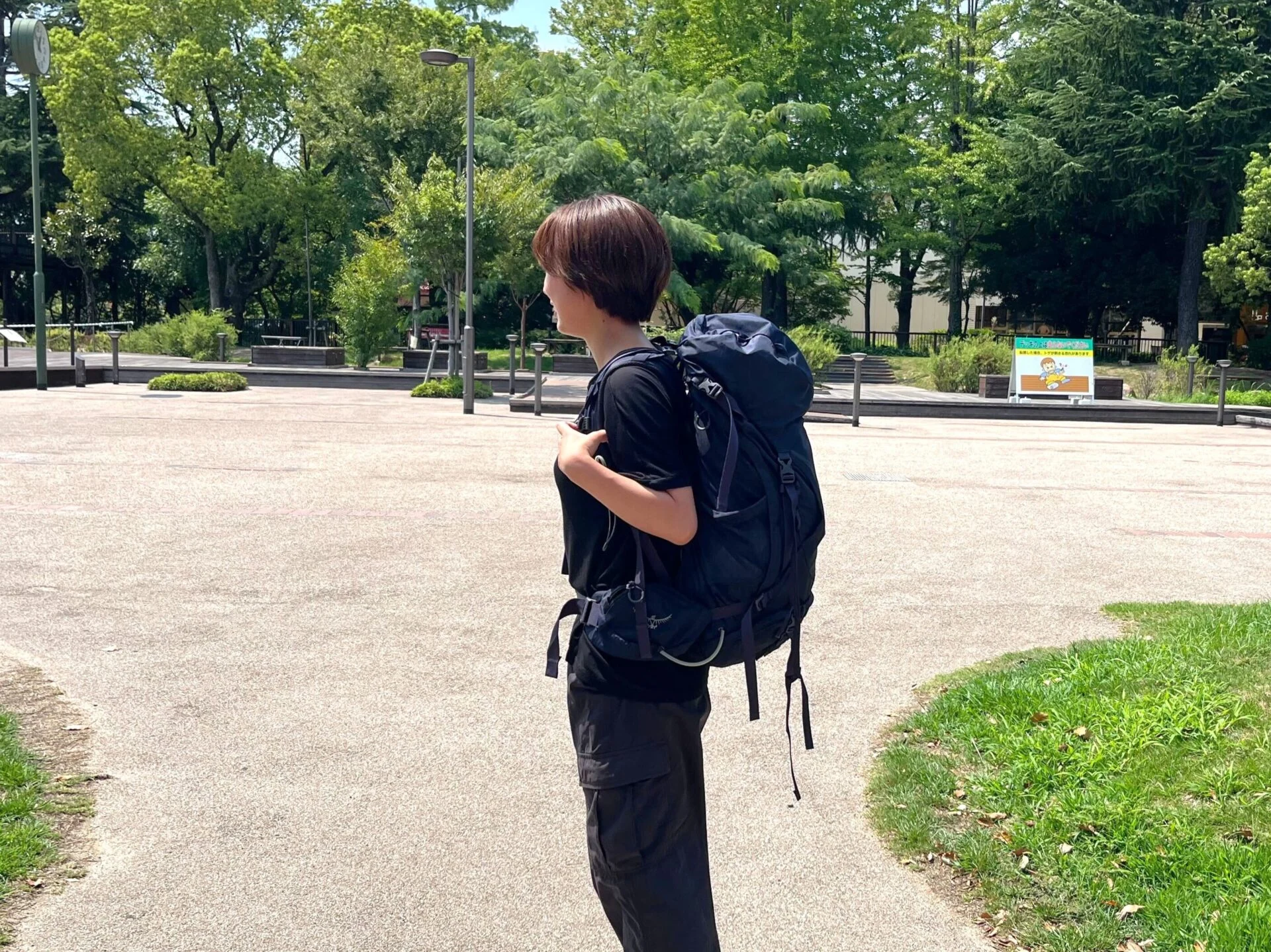 防災リュックを背負う筆者