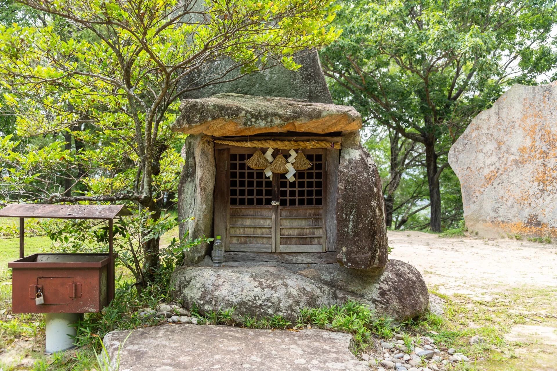 ご神体がかつておさめられていた祠(ほこら)