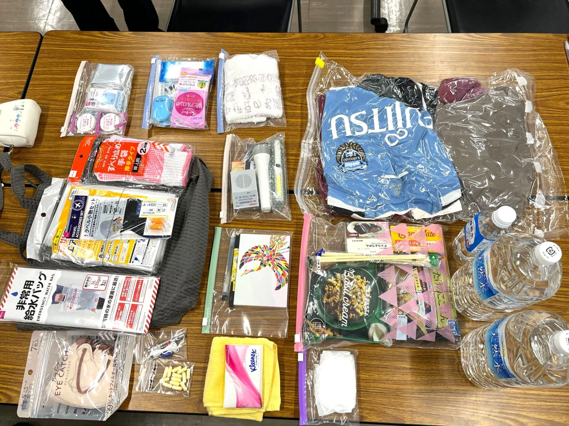 防災リュックの中身を広げる