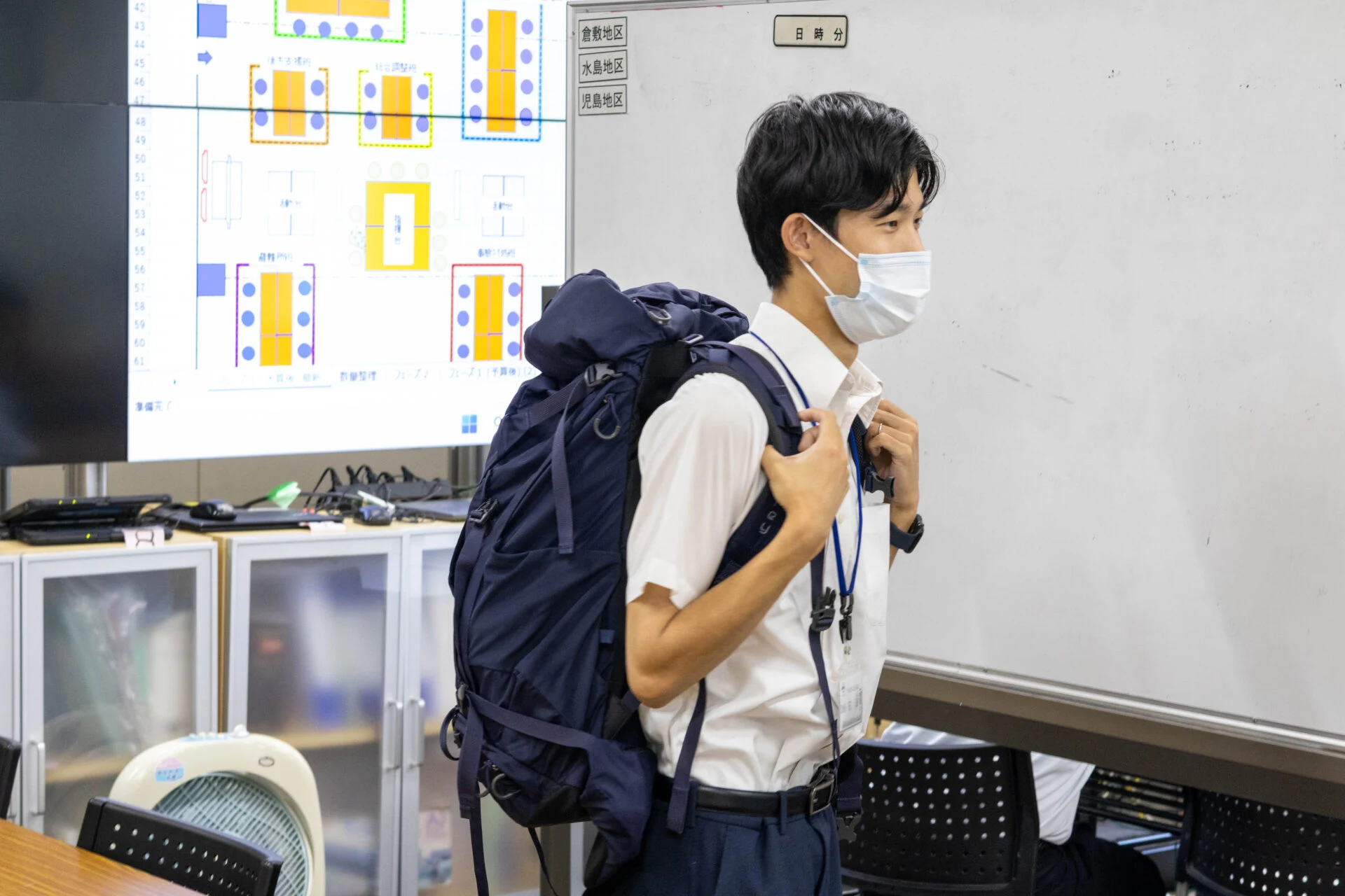 防災リュックを背負う倉敷職員
