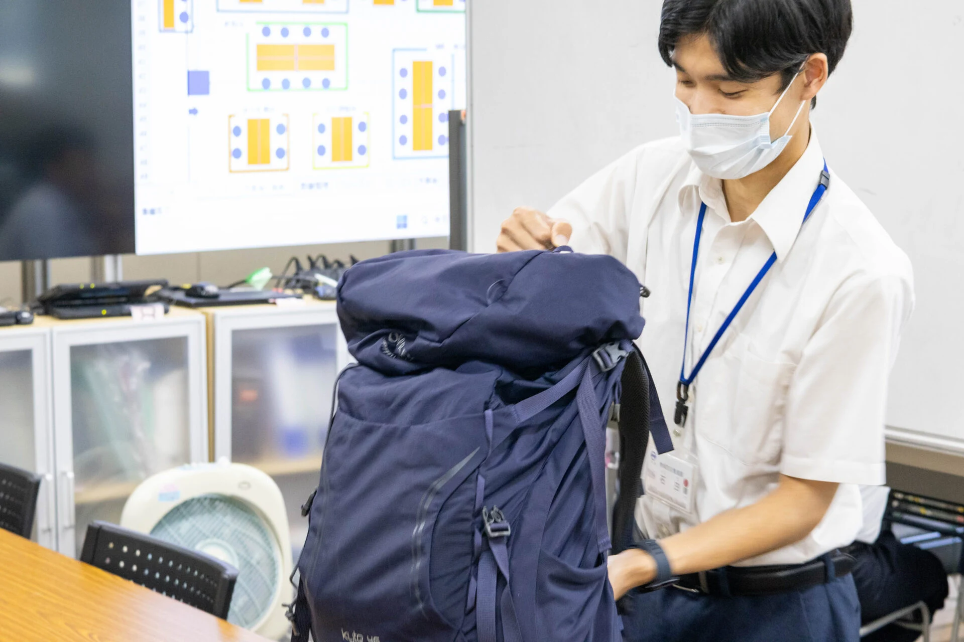 重さにおどろく石田さん