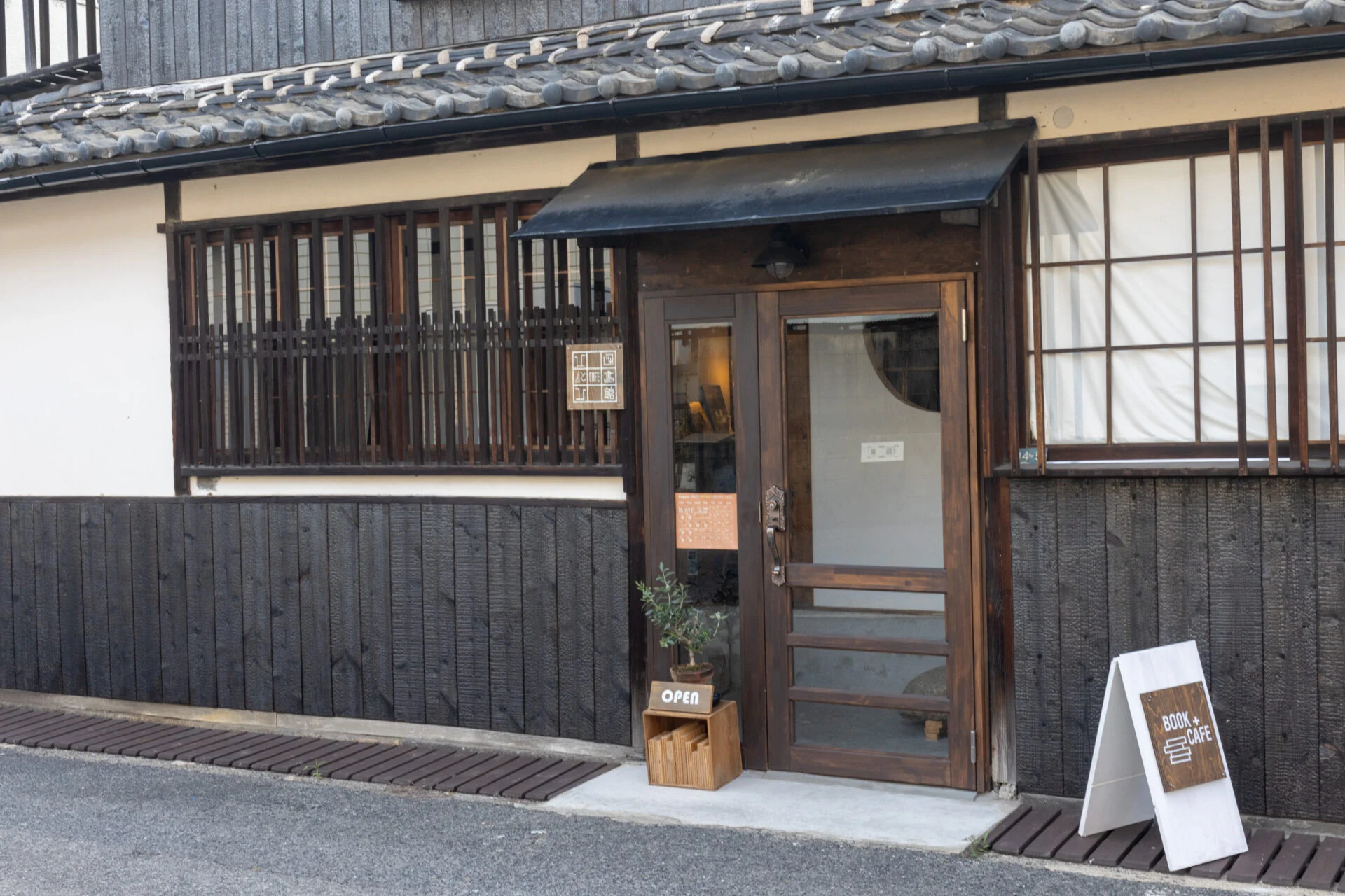 澤江さんが空き家を改装して開業した「図書館CAFEひとひ」