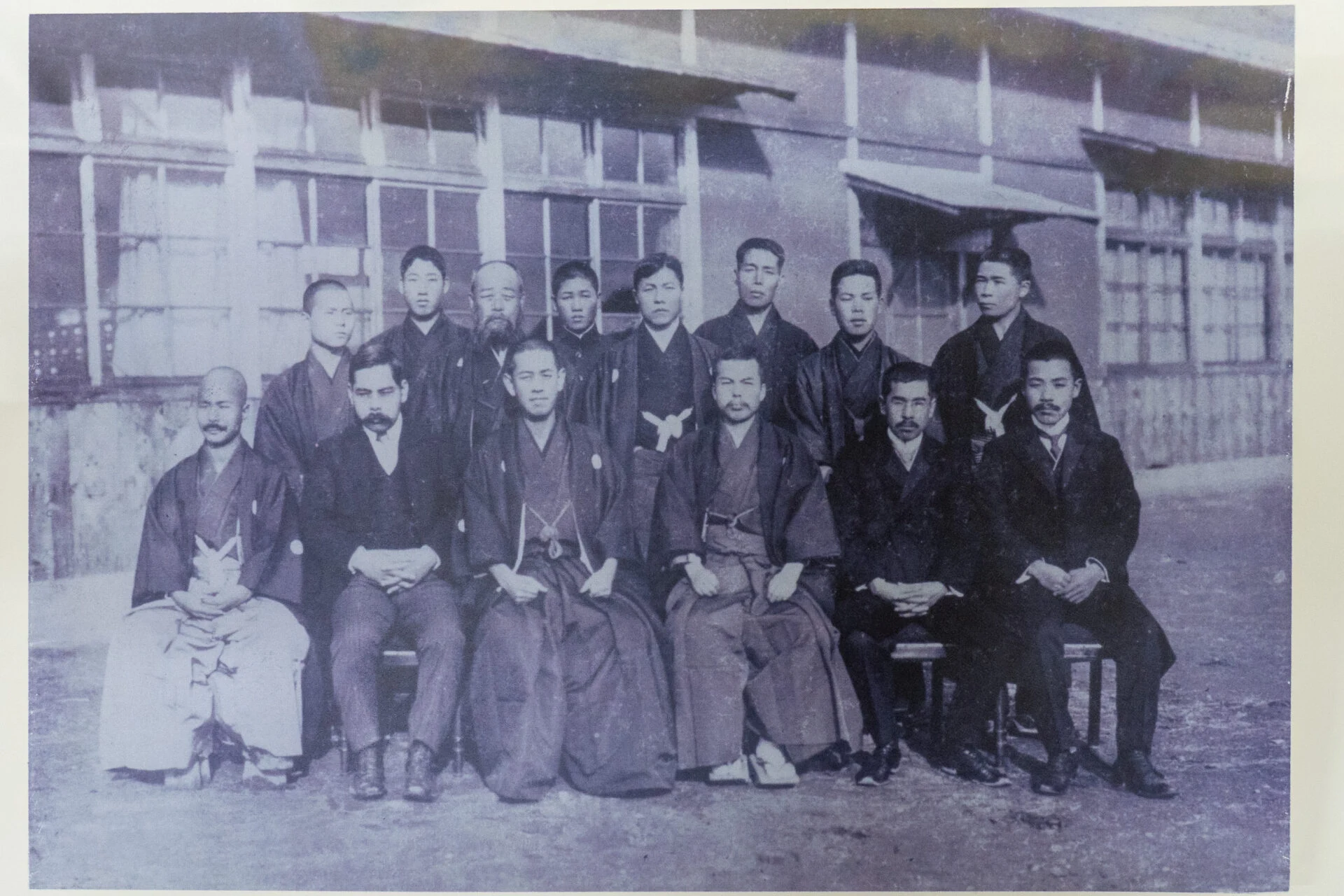 大原奨農会農業研究所 創設時代の関係者

大原孫三郎（前列左から3番目）
小山益太（後列左から3番目）