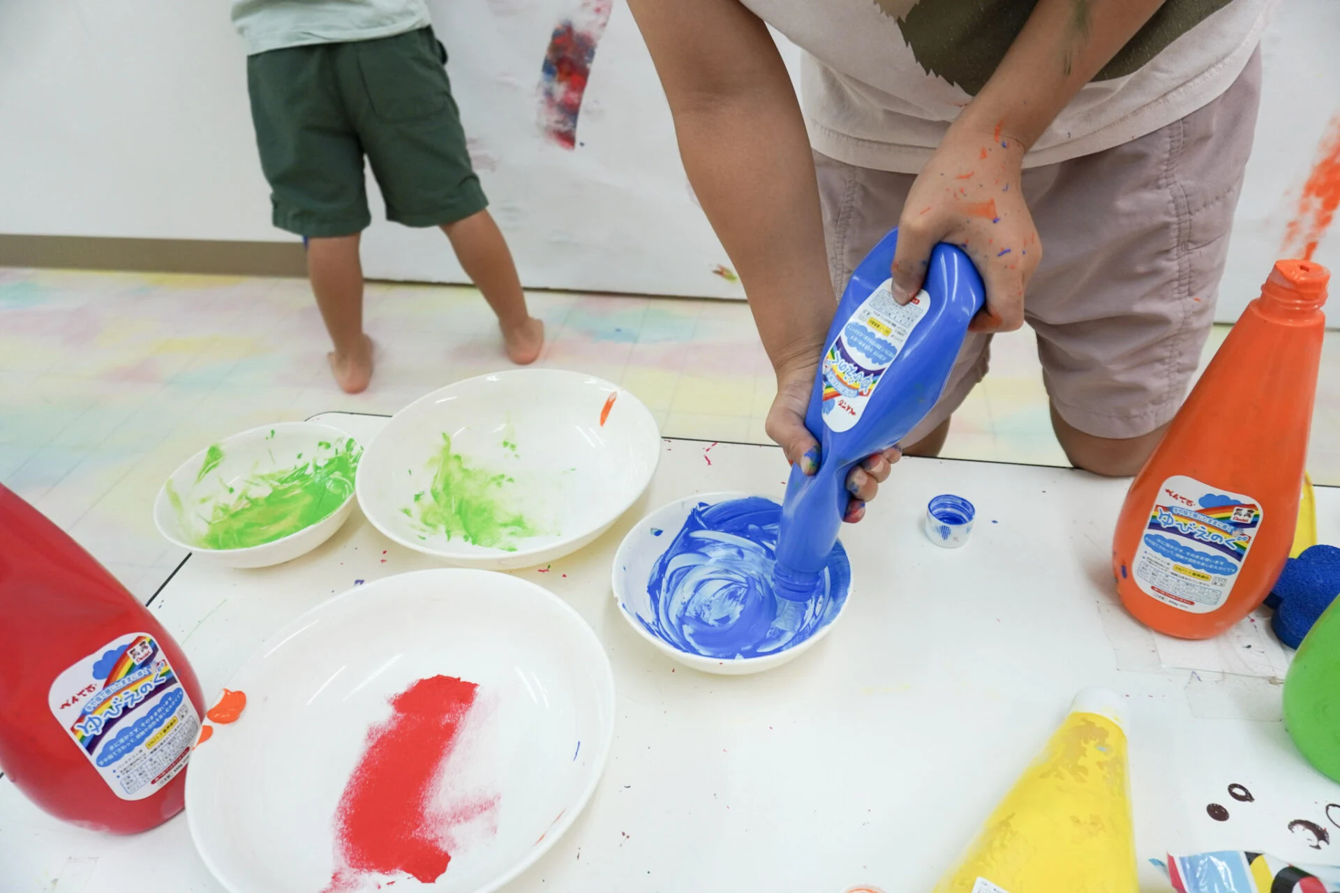 絵の具を用意する子ども