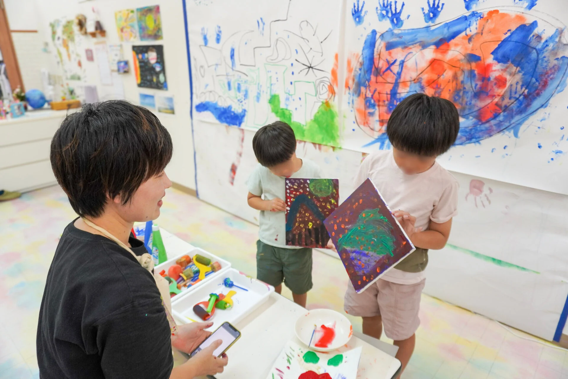 作品を披露する子ども