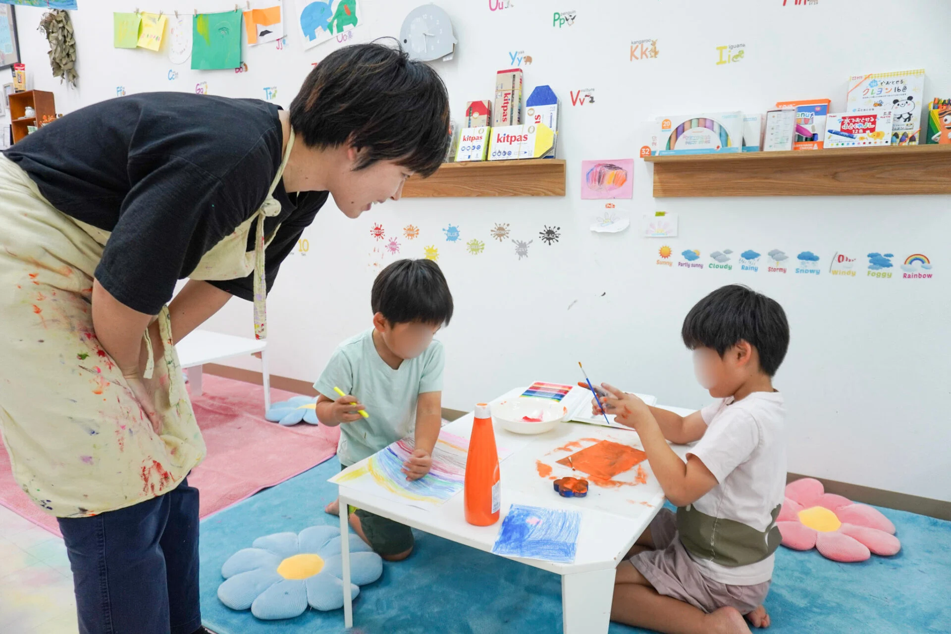 制作する子どもと福島さん