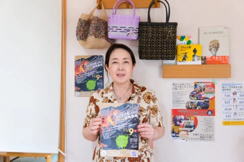 チラシを持つ安藤さん