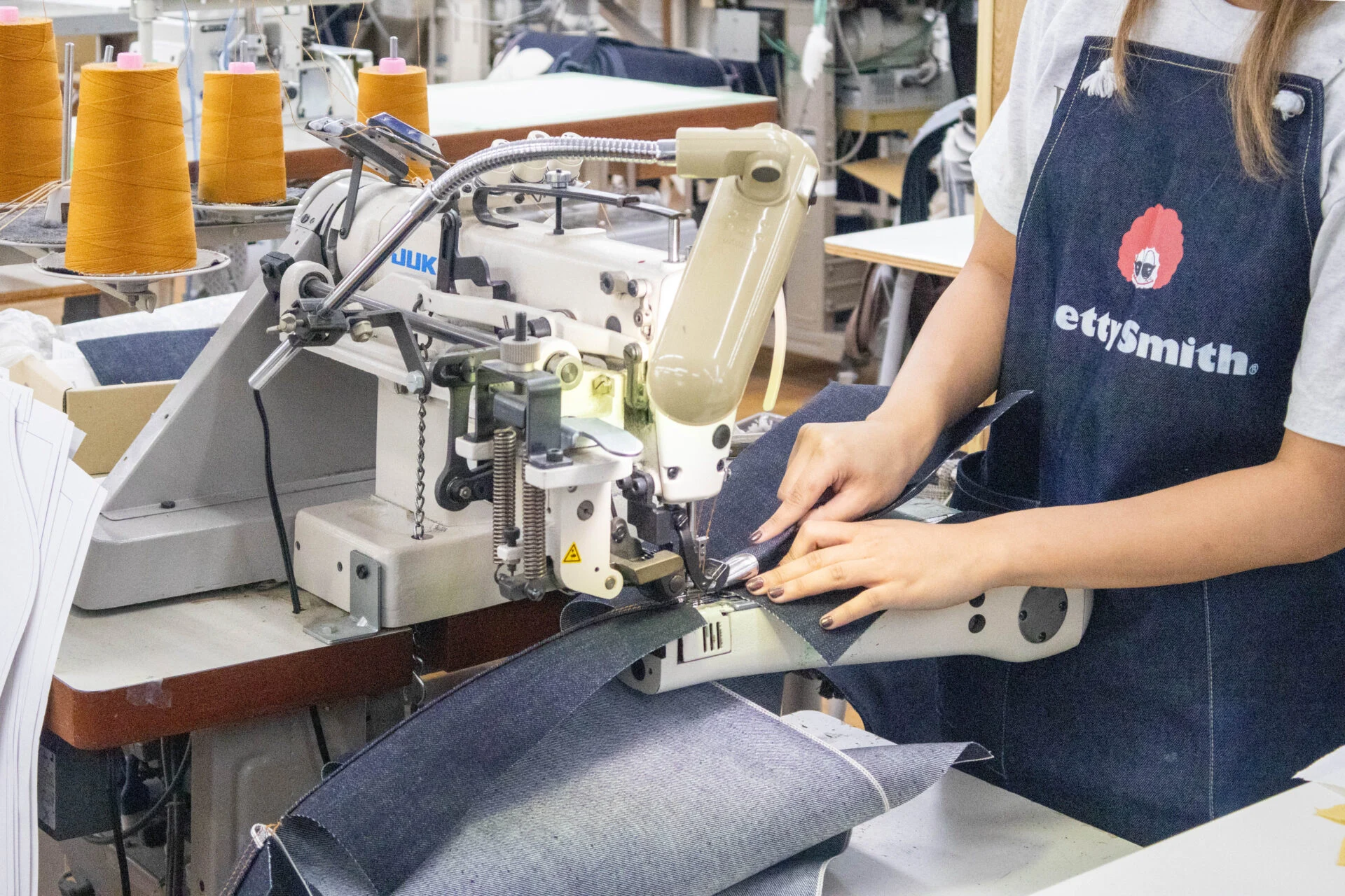 作業する職人の手元