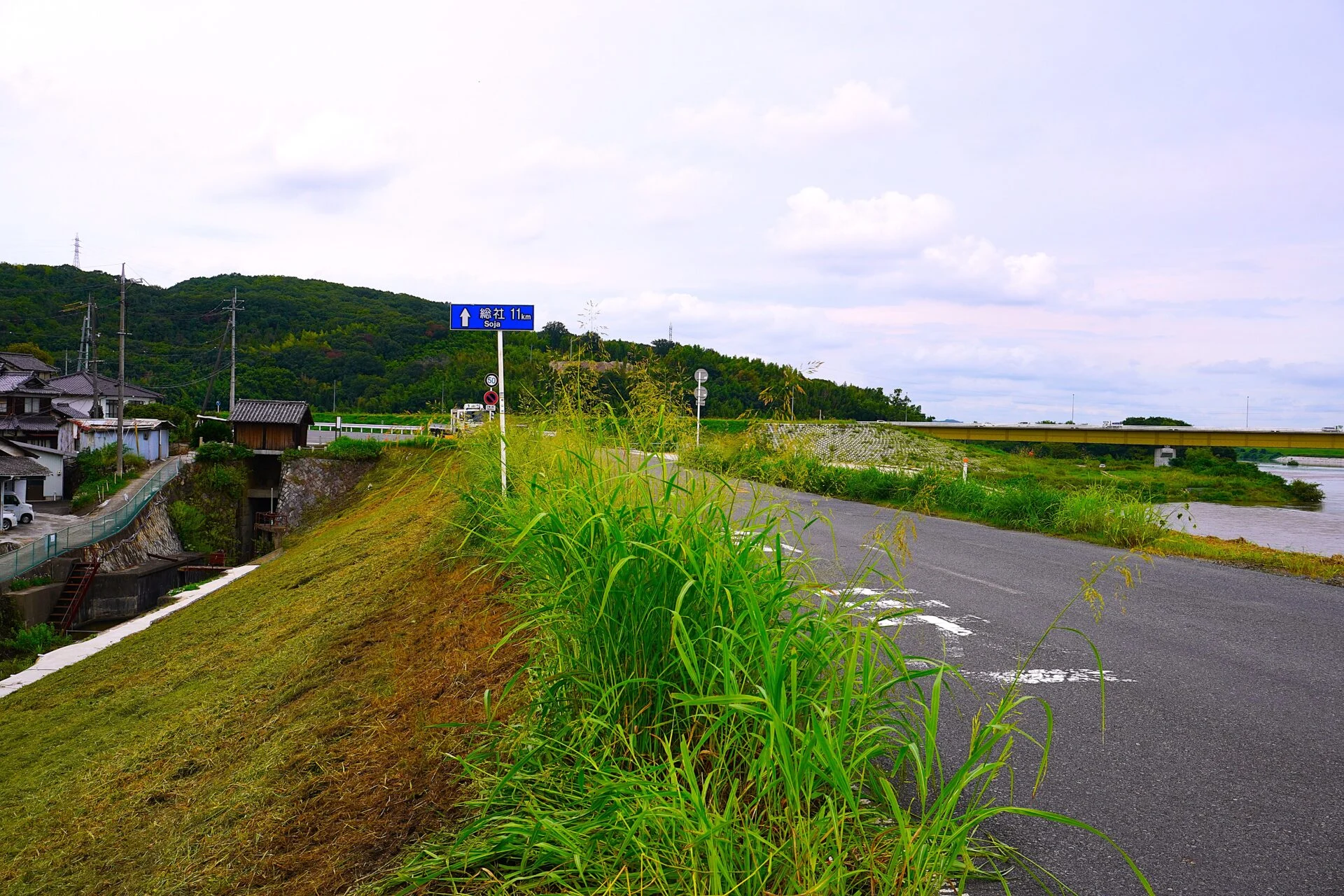 高瀬舟は高梁川(写真右側)から一の口水門(写真左側)を通って高瀬通しに入っていた