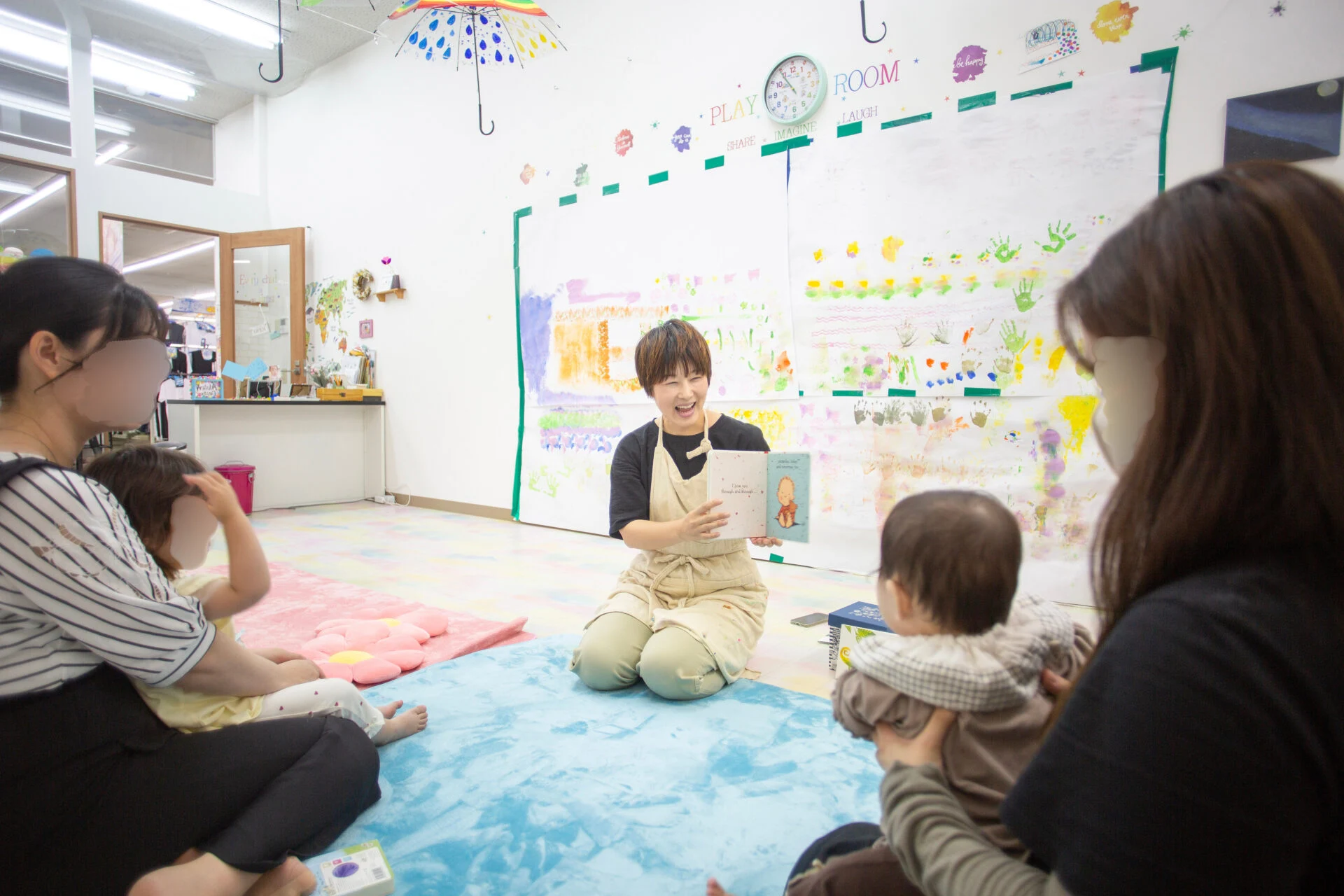 英語絵本の読み聞かせのようす　画像提供：Atelier Daisy