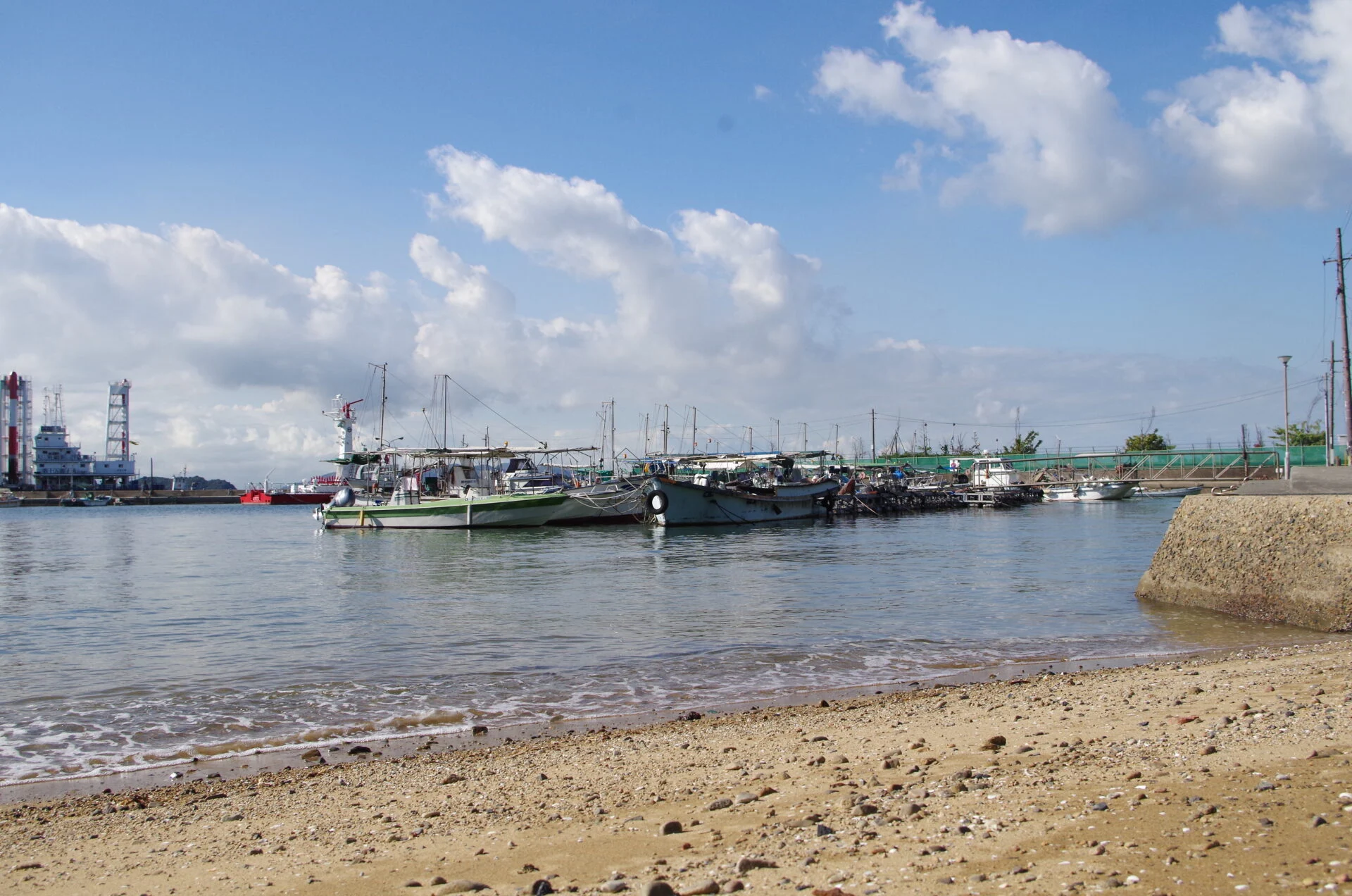 高島の西側に位置する現在の港。左手には株式会社新来島サノヤス造船（旧サノヤス造船）が見える