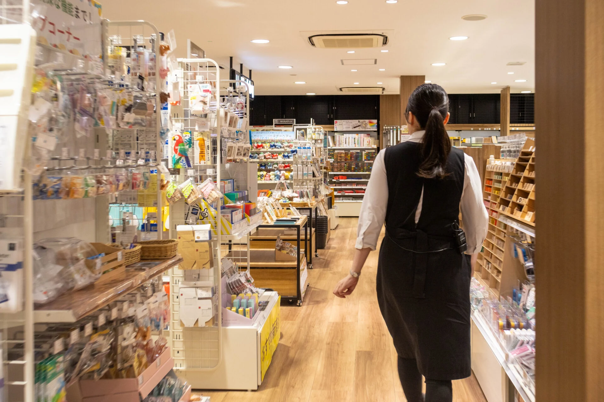 店内を歩く青井さん