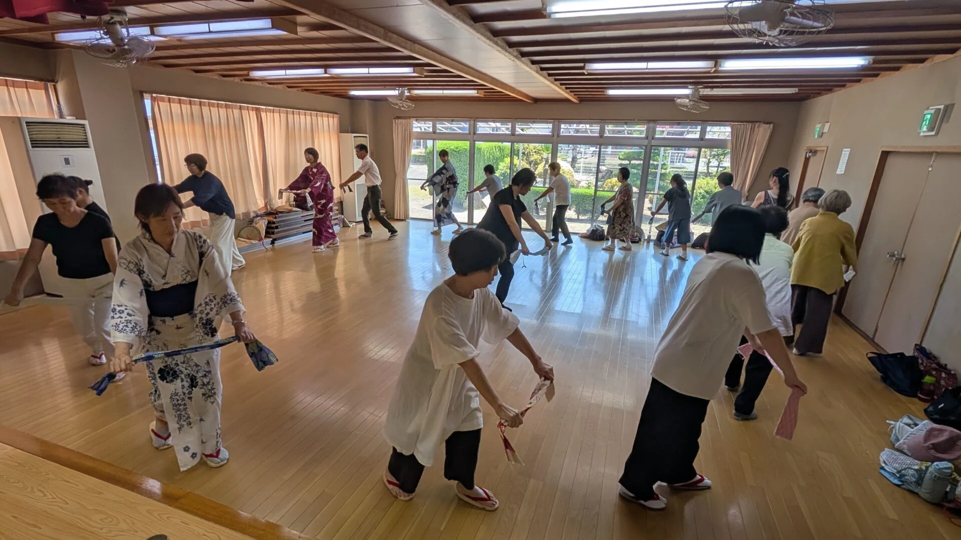 手ぬぐいを使った振り付け 画像提供:下津井宵灯り実行委員会