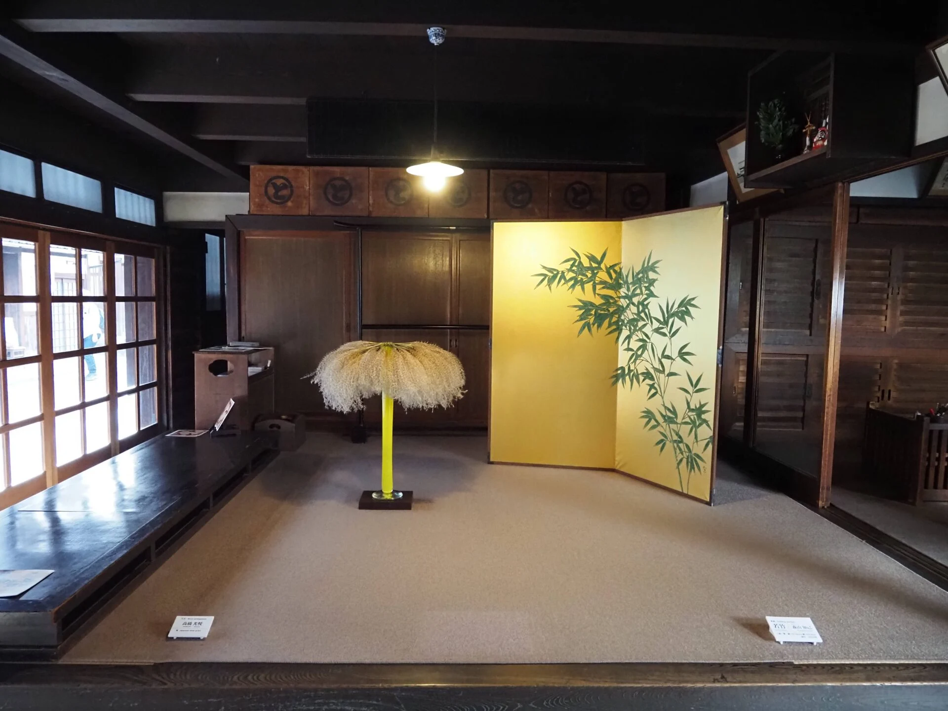 2024年はしまや展示 森山知己『若竹』の屏風、高橋光悦の生花『薄』 （写真提供：倉敷商工会議所）