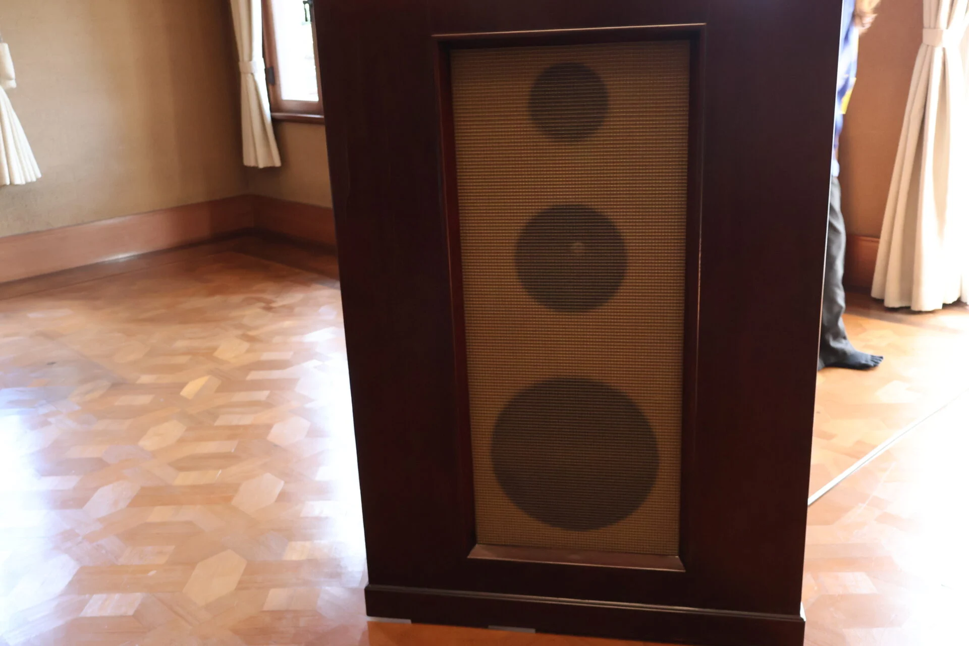大原總一郎ゆかりのスピーカーから音楽が流れる
