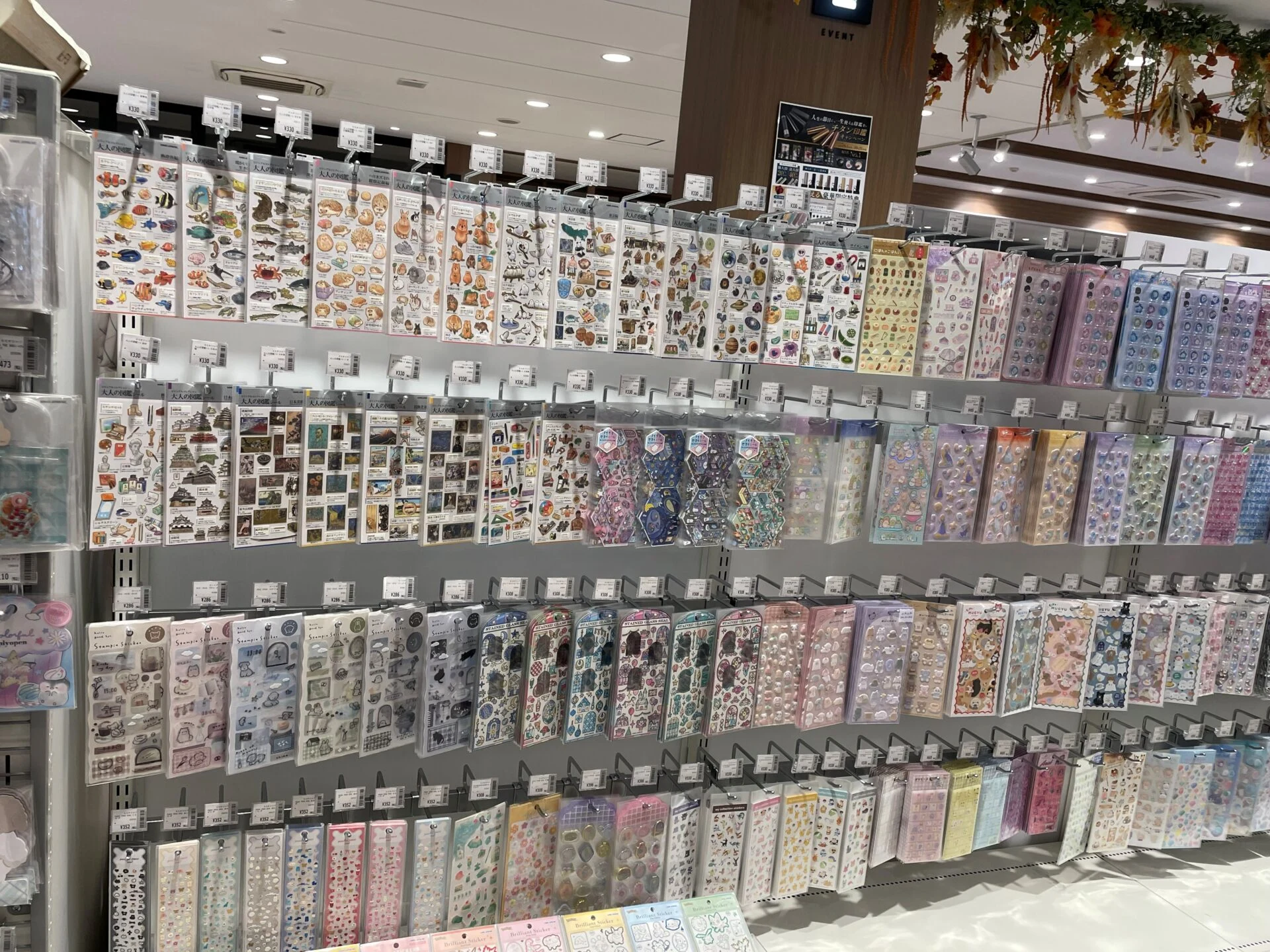 流行中のシール売り場　画像提供：クラブン株式会社