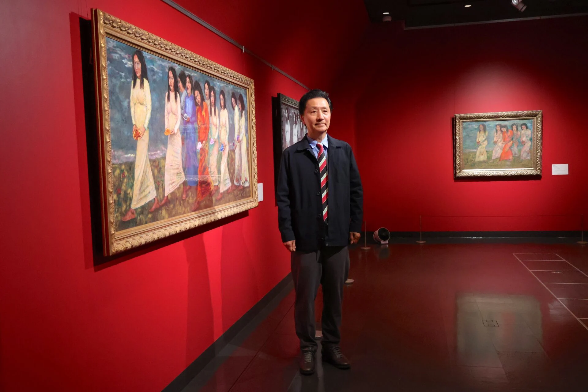 森村泰昌さん・児島虎次郎記念館にて新作
《「何処から、いずこへ。」習作》の前で撮影