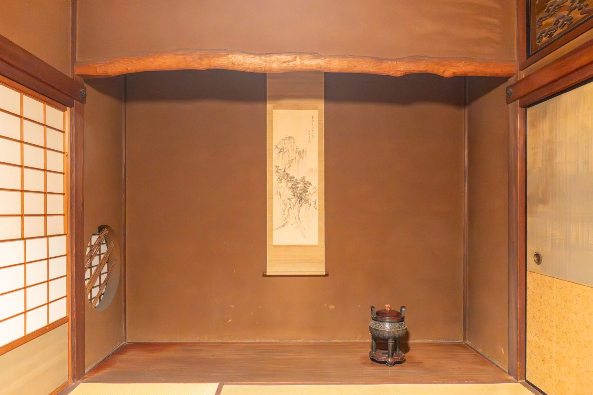 脇座敷(写真上部の横木が「落とし掛け」)
