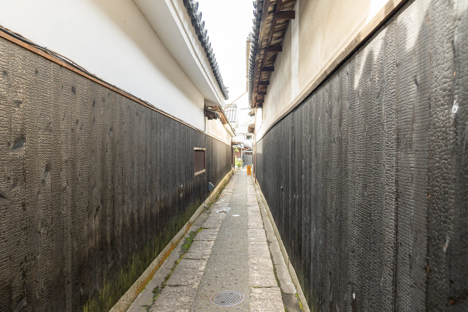 焼杉塀の路地