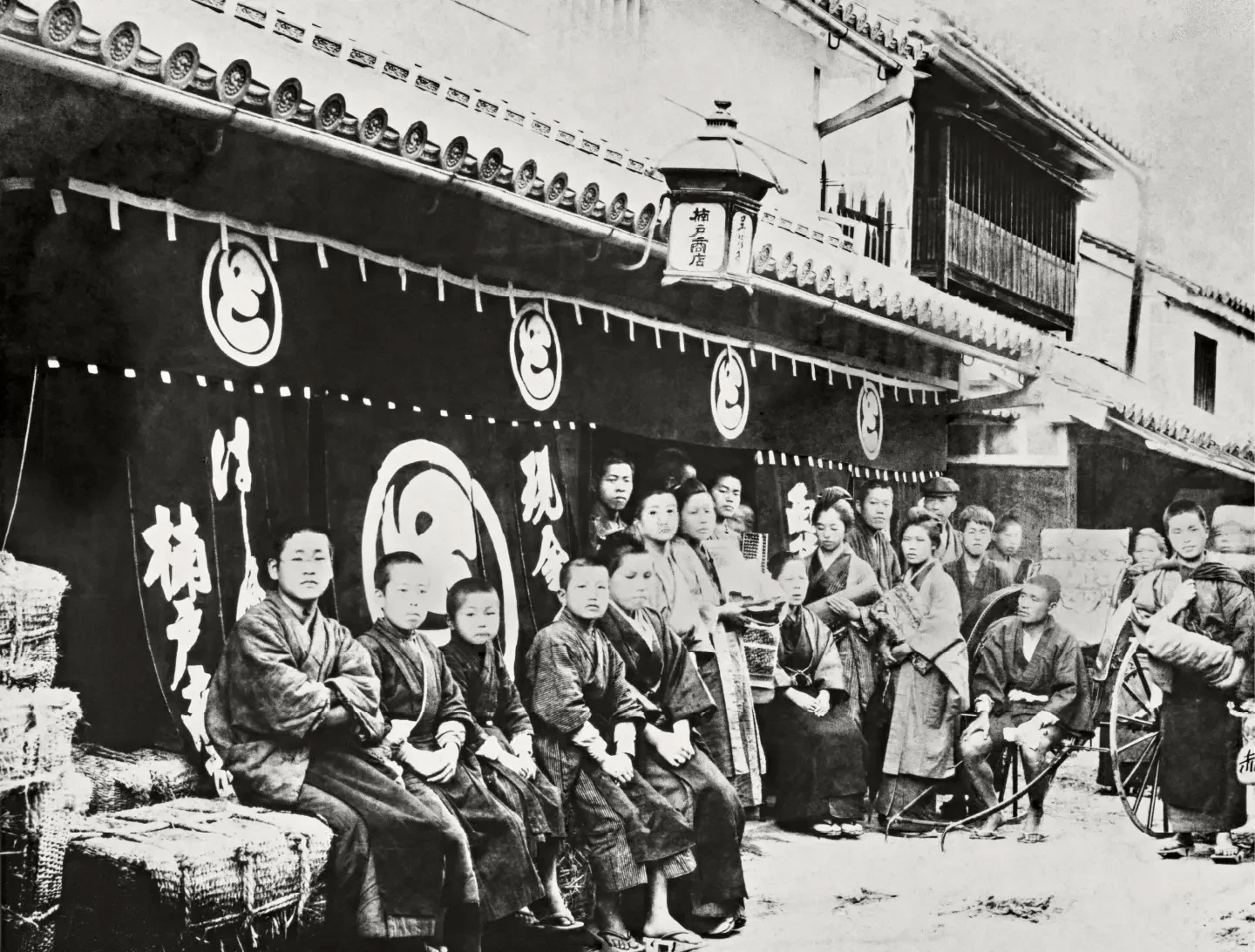 1904(明治37)年「はしまや」の店先。街灯の位置が現在とは異なる
(画像提供:はしまや)