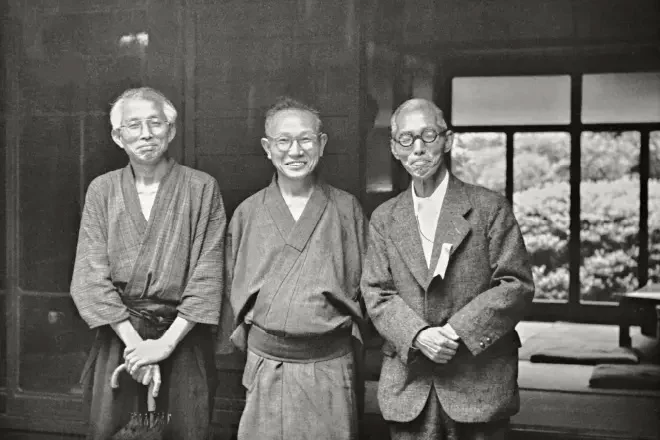 左から倉敷民藝館館長・外村吉之介氏(左)、楠戸與平(中央)、陶芸家・河井寬次郎氏(右)(画像提供:はしまや)