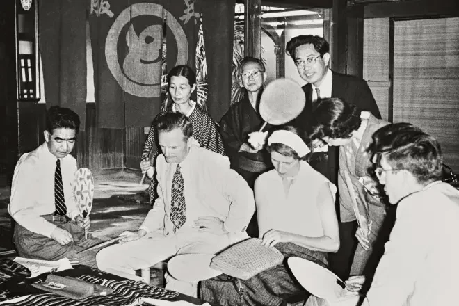 1964(昭和39)年、倉敷で開催された「第2回日米民間人会議」に訪れたアメリカの実業家ジョン・D・ロックフェラー3世夫妻来宅。当時国際キリスト教大学留学中のご子息(右)、大原總一郎・真佐子夫妻(後ろ)。(画像提供:はしまや)