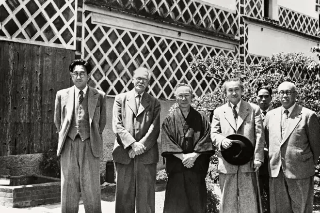1953(昭和28)年5月15日
左から大原總一郎氏、イギリス人陶芸家・バーナード・リーチ氏、楠戸與平氏、民藝運動主唱者・柳宗悦氏、陶芸家・濱田庄司氏(画像提供:はしまや)