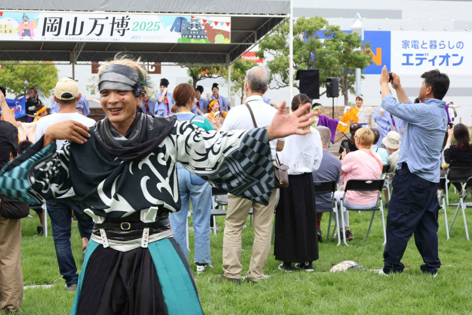歌と踊りのメインステージ