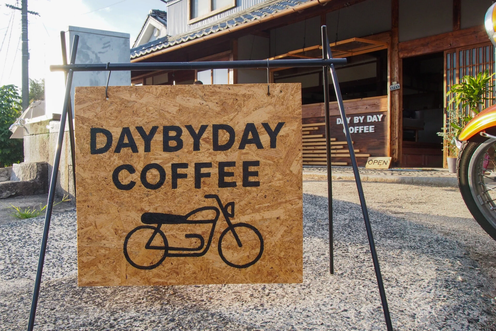 バイクのイラストが描かれた看板