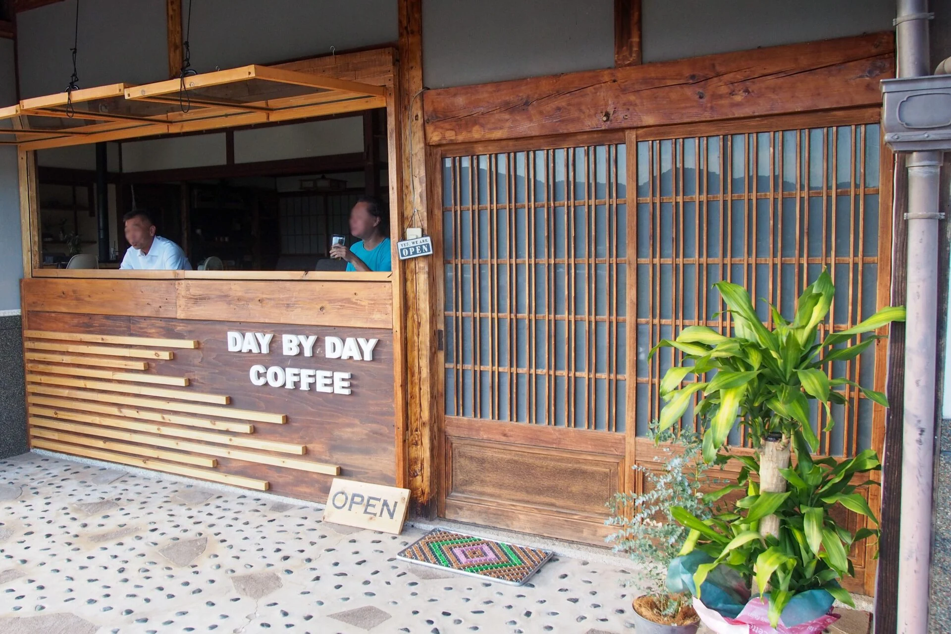 DAY BY DAY COFFEEの入口