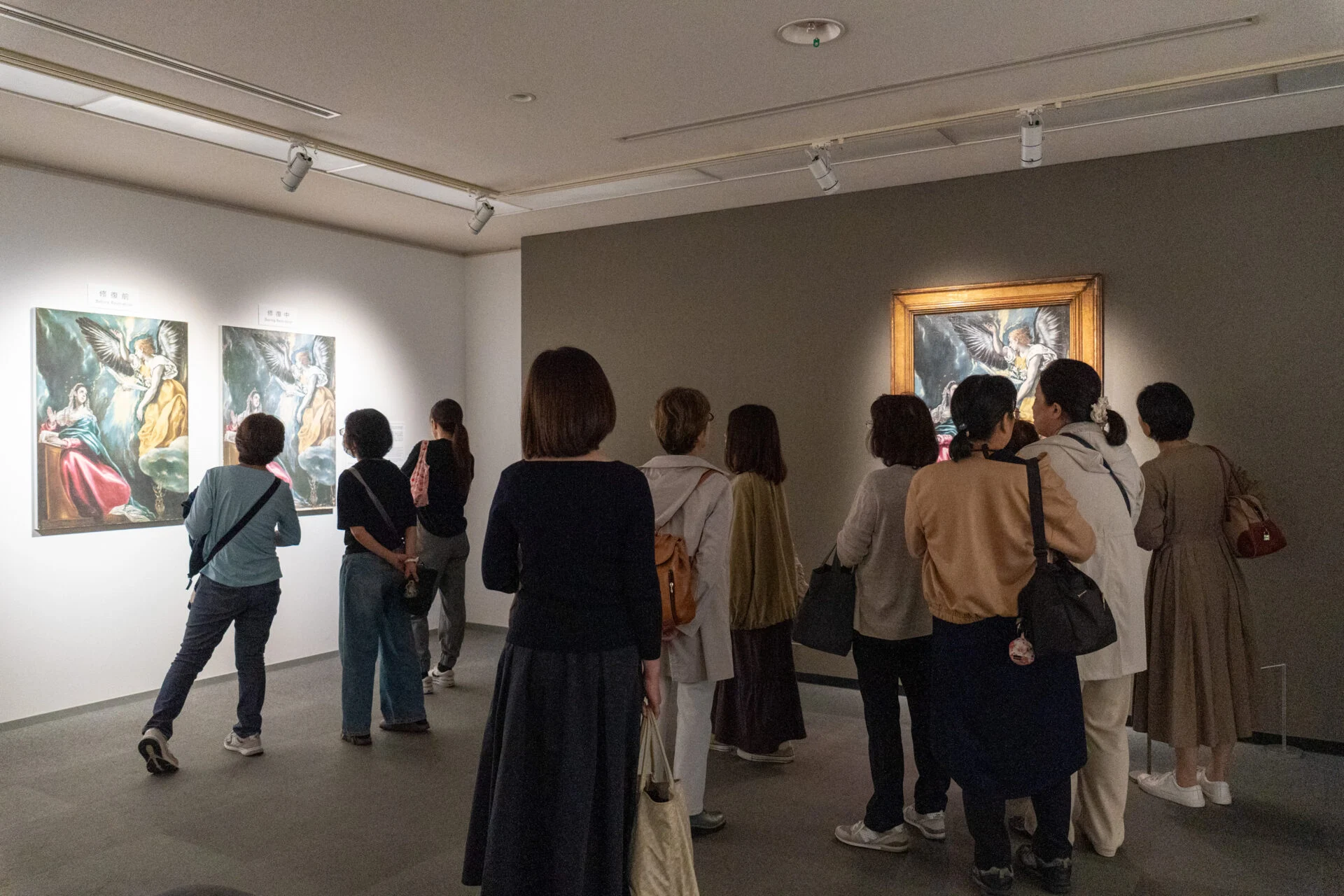 エル・グレコ《受胎告知》を観覧する大勢の人たち