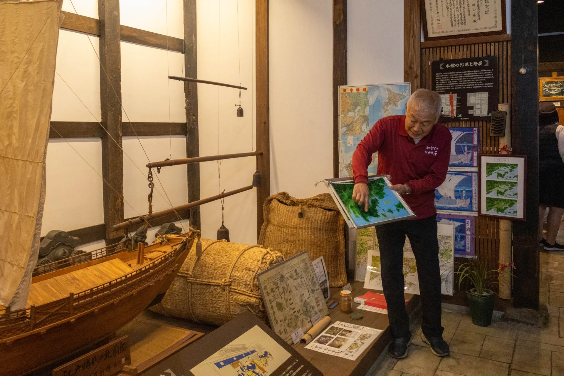 ガイドさんの説明を受ける