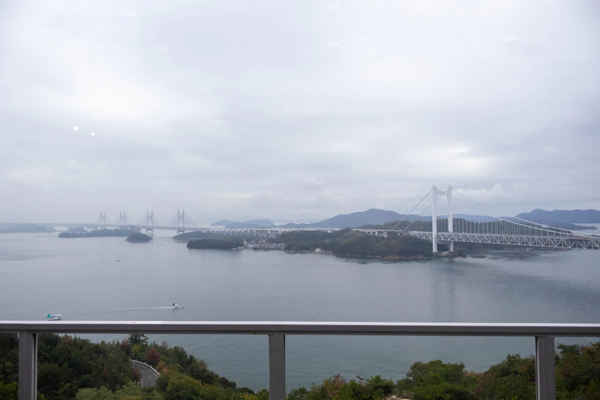 ショップから見える瀬戸内海の景色