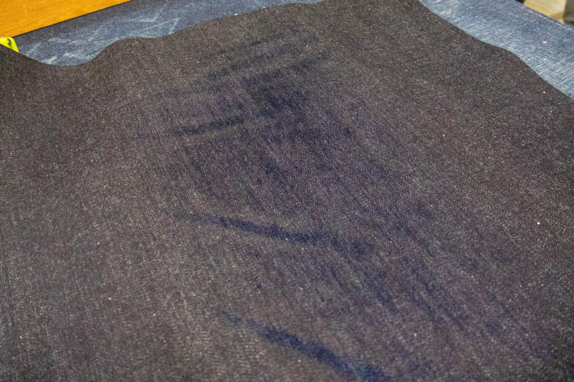 擦り加工したデニム生地