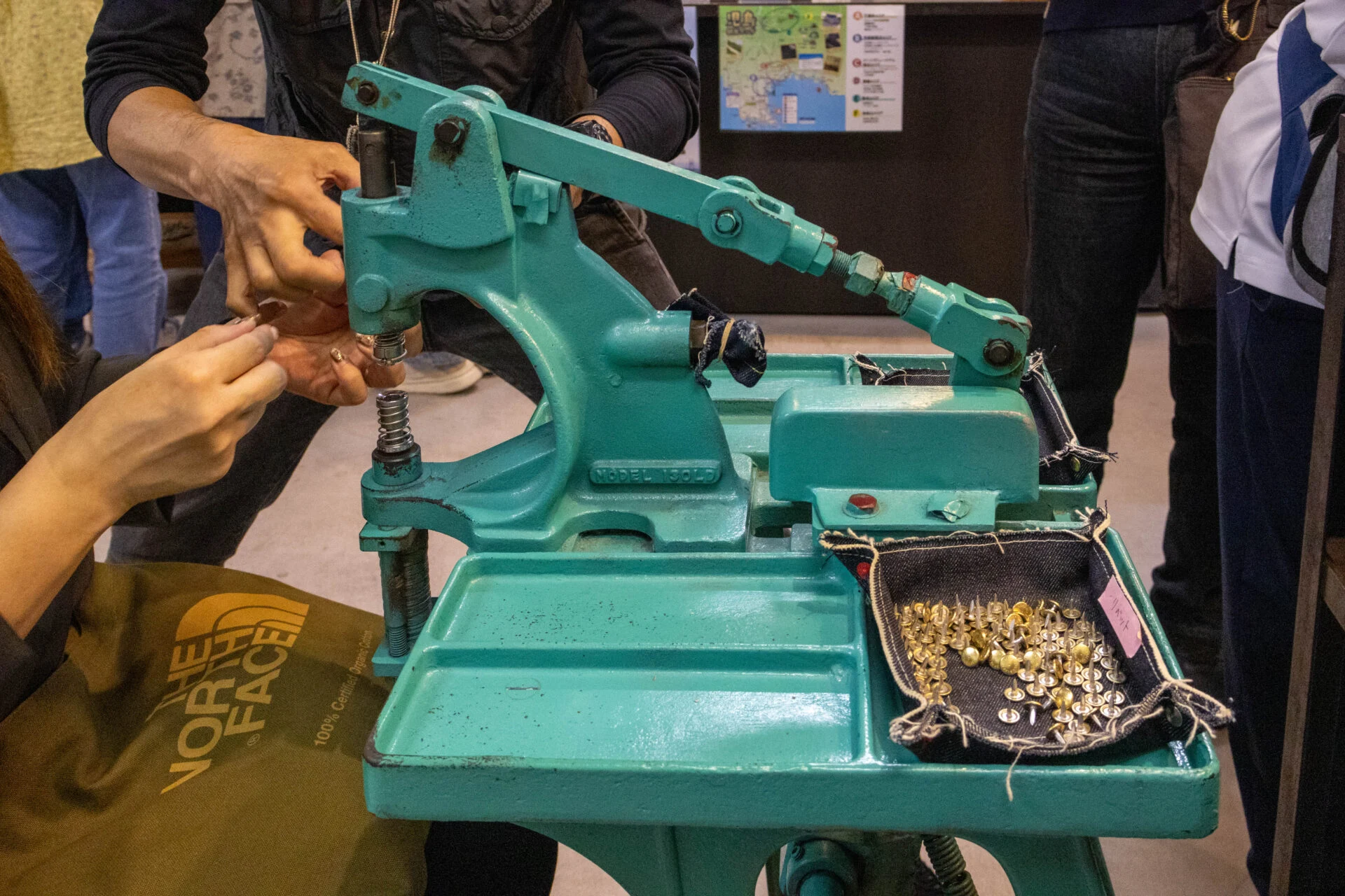 リベットを装着する機器