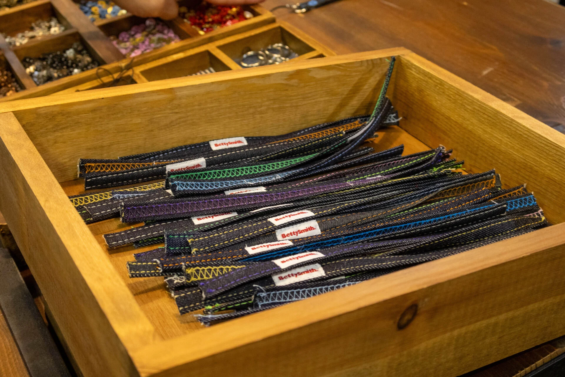 ストラップになるデニムの帯