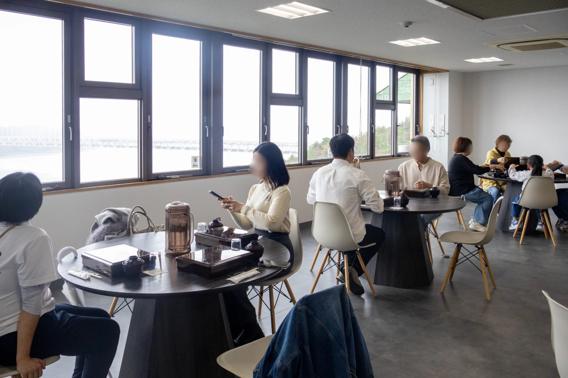 ローカル食堂で食事