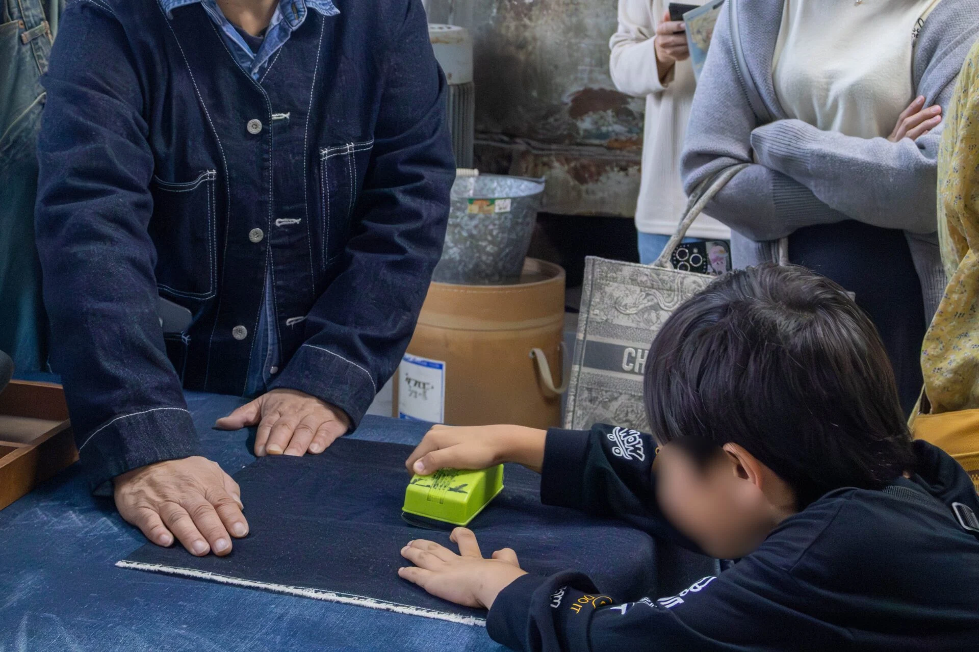 擦り加工体験をする子ども