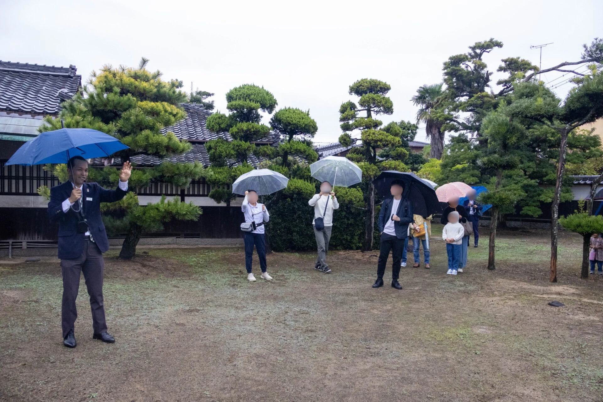 迨暇堂(たいかどう)の庭でガイドさんの話を聞く