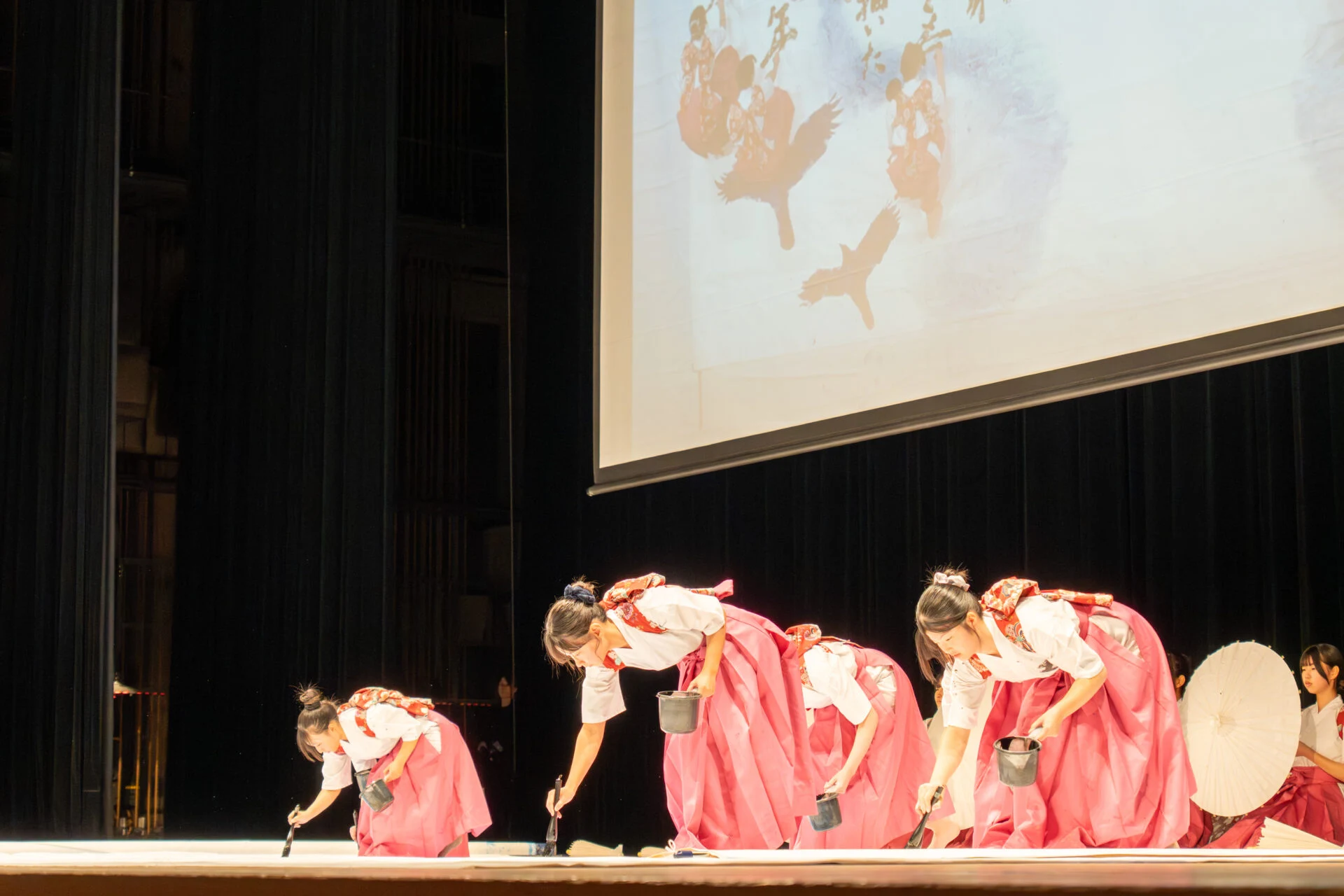 地元の岡山県立倉敷商業高等学校 書道部2年生12名による書道パフォーマンス