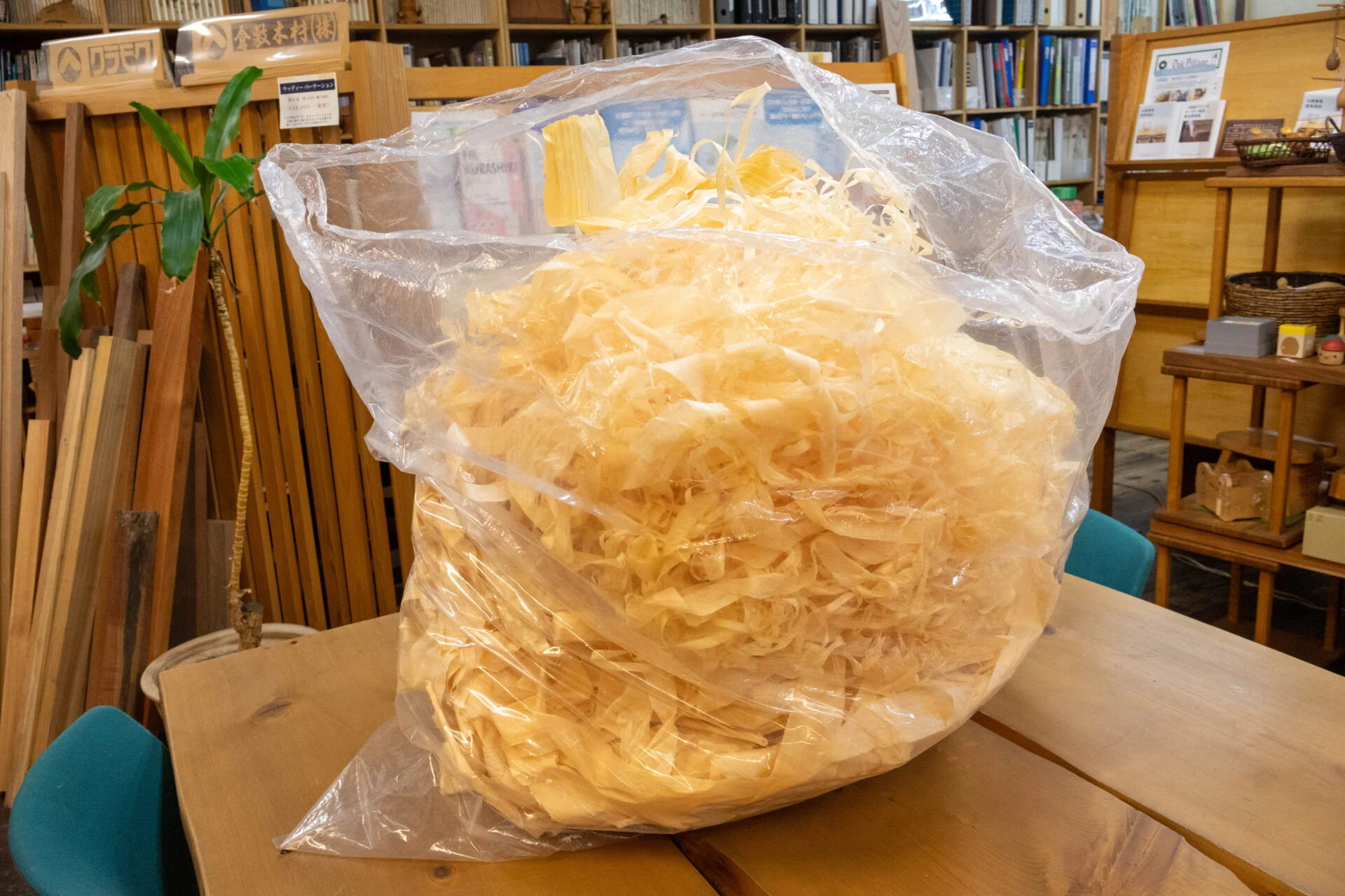 大量のかんなくず