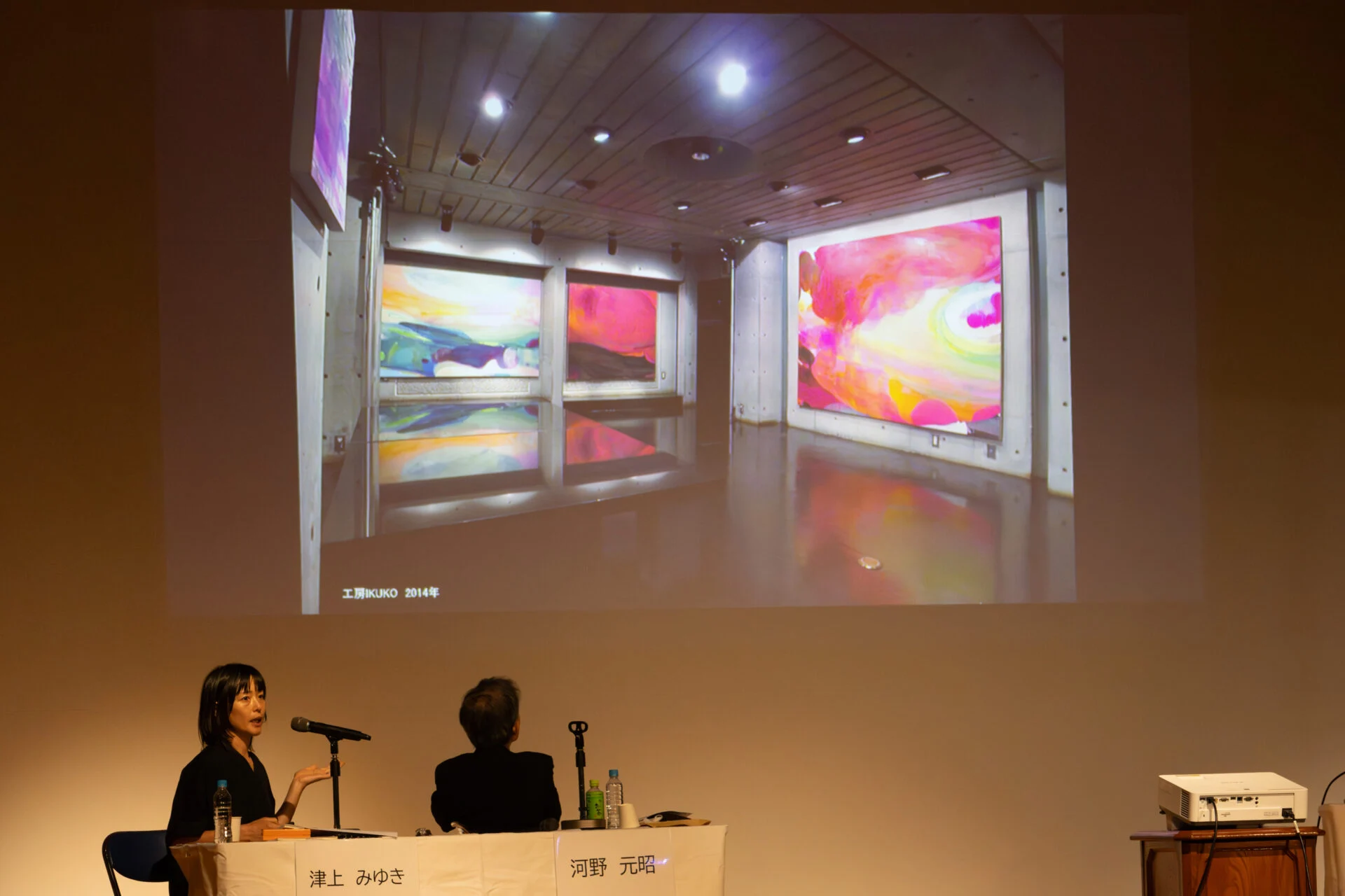 工房IKUKOでの展示を紹介する津上みゆき氏